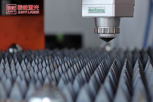 Оптоволоконный лазерный станок VS3015 (для резки металла средней толщины)