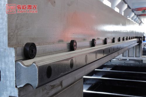 Высокомощный оптоволоконный лазерный станок VF6025H (полностью закрытый лазерный резак с челночным столом)